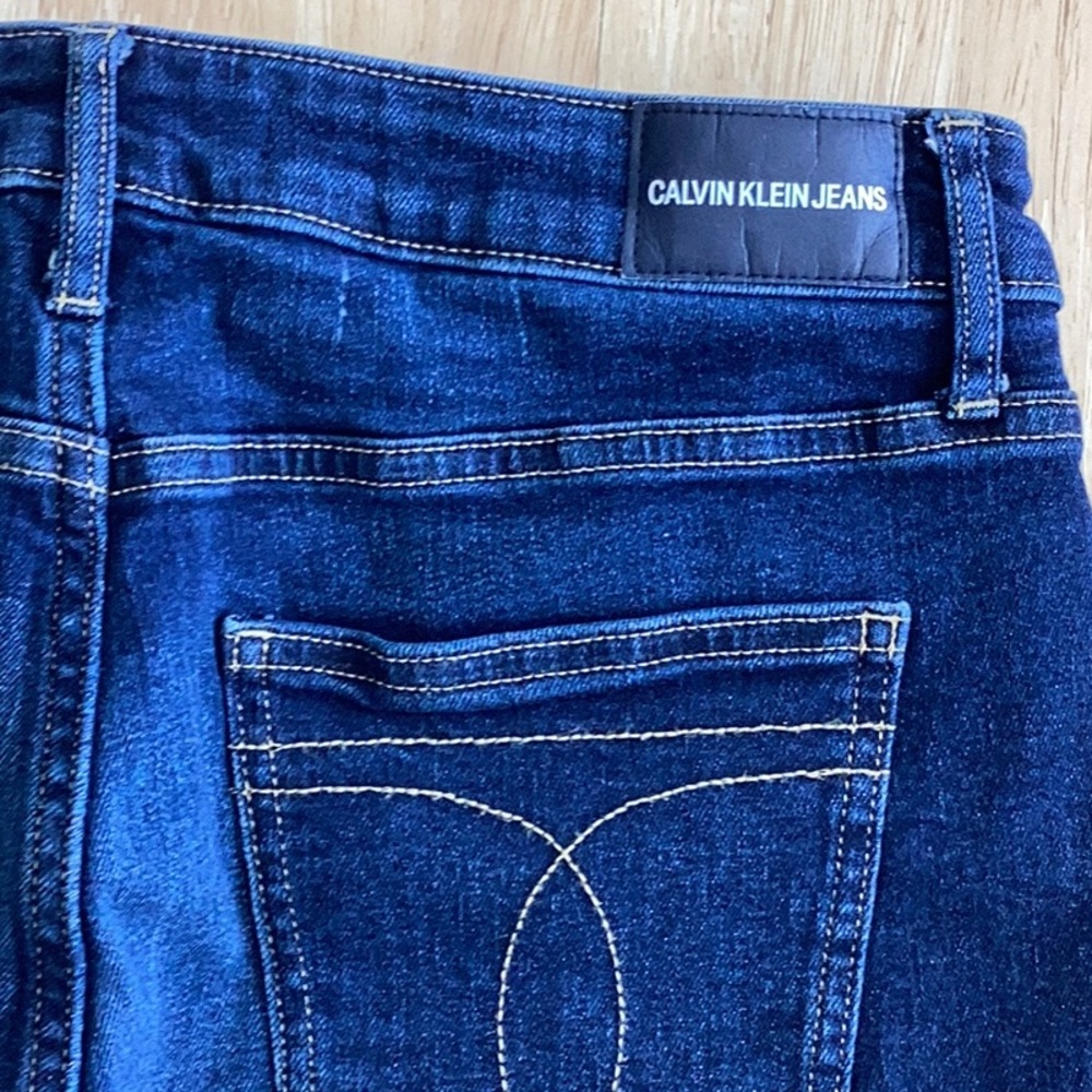 Calvin Klein Bermuda knee Length blue Jean shorts, Size 8, like new. - Picture 6 of 6